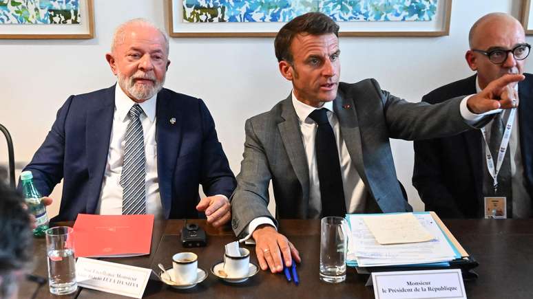 Lula e Emmanuel Macron durante reunião em Bruxelas