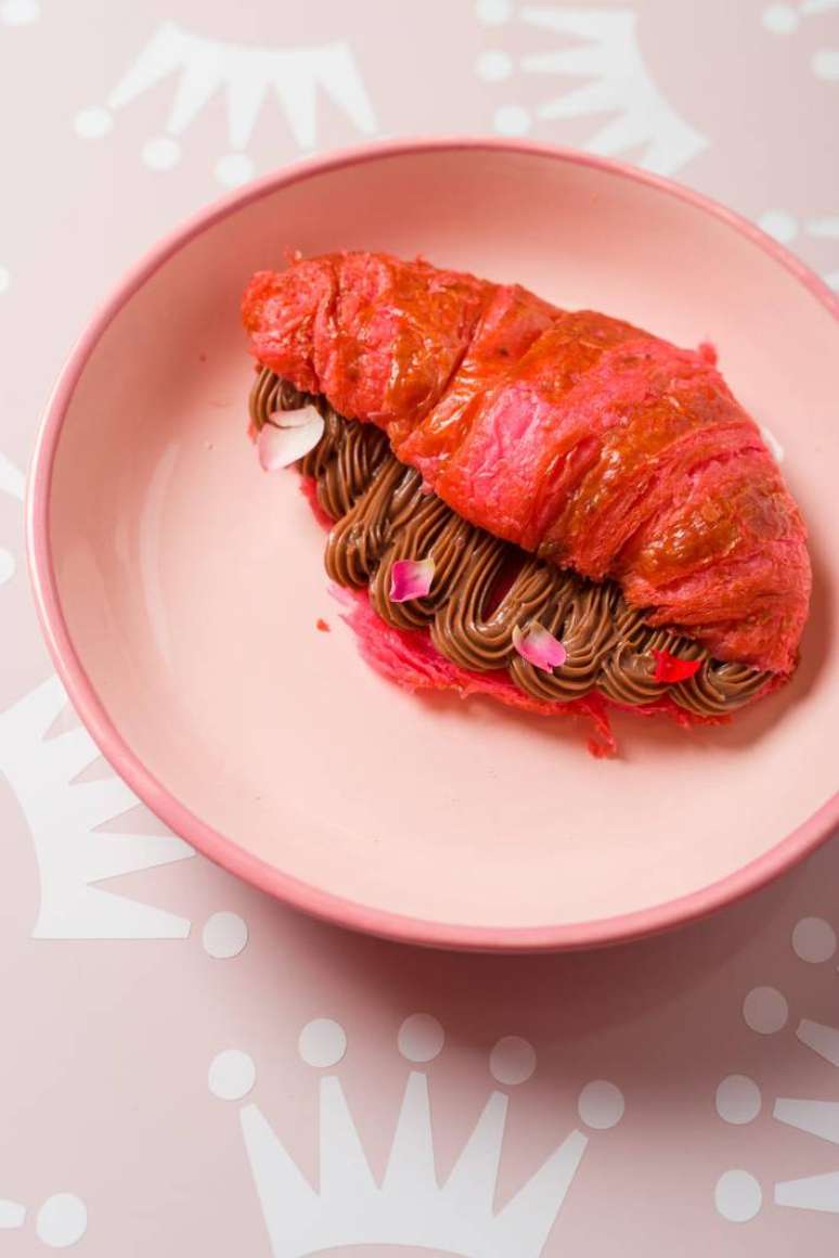 Croissant rosa &eacute; um dos itens dispon&iacute;veis no Caf&eacute; Cherie