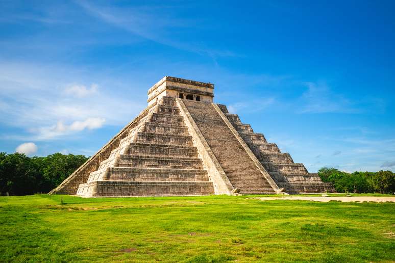 Sítio arqueológico Chichén Itzá permite visitar diversas ruínas das construções da antiga capital Maya 