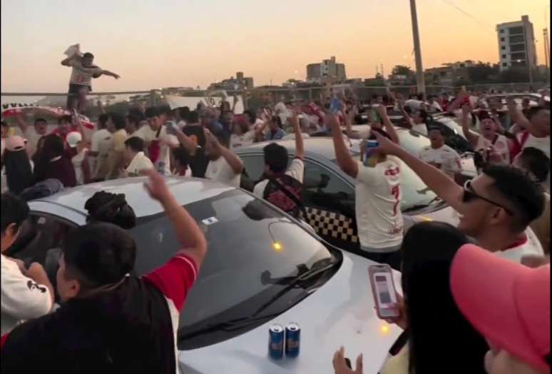 Torcedores do Universitario nos arredores do estádio Monumental