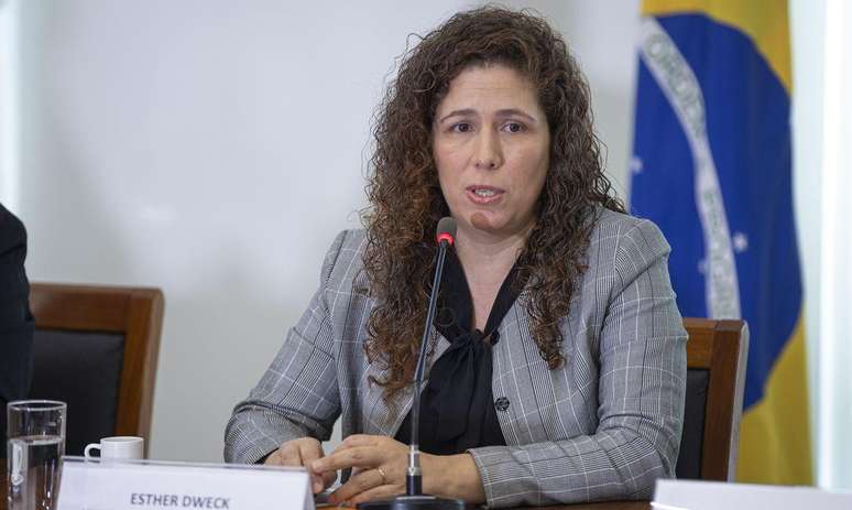 'Toda mudan&ccedil;a de cultura requer reflex&atilde;o e debates', diz o Minist&eacute;rio da Gest&atilde;o e Inova&ccedil;&atilde;o em Servi&ccedil;os P&uacute;blicos, liderado por Esther Dweck (foto), sobre sucessivos adiamentos na nova regulamenta&ccedil;&atilde;o do teletrabalho