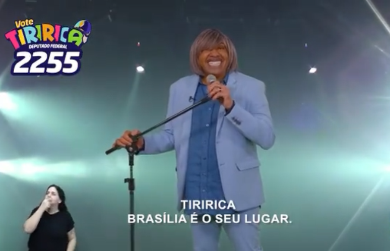 Tiririca gravou a propaganda vestido como o cantor Roberto Carlos