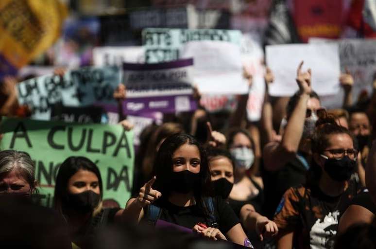 Mulheres marcham em protesto na Avenida Paulista, em São Paulo