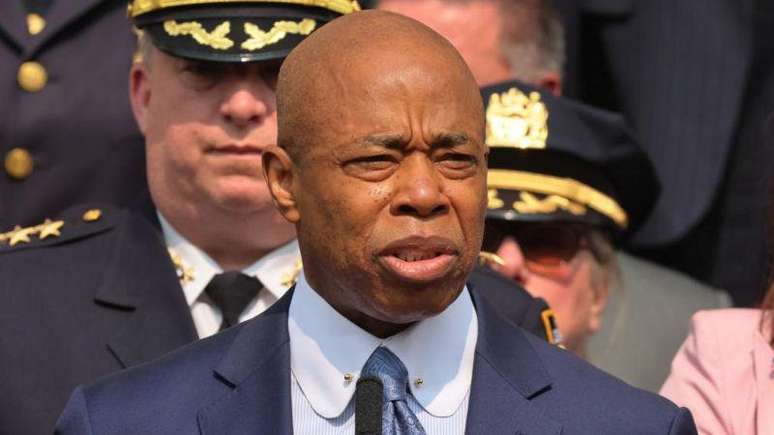 O prefeito de Nova York, Eric Adams, diz que a cidade n&atilde;o teve apoio suficiente do governo estadual ou federal