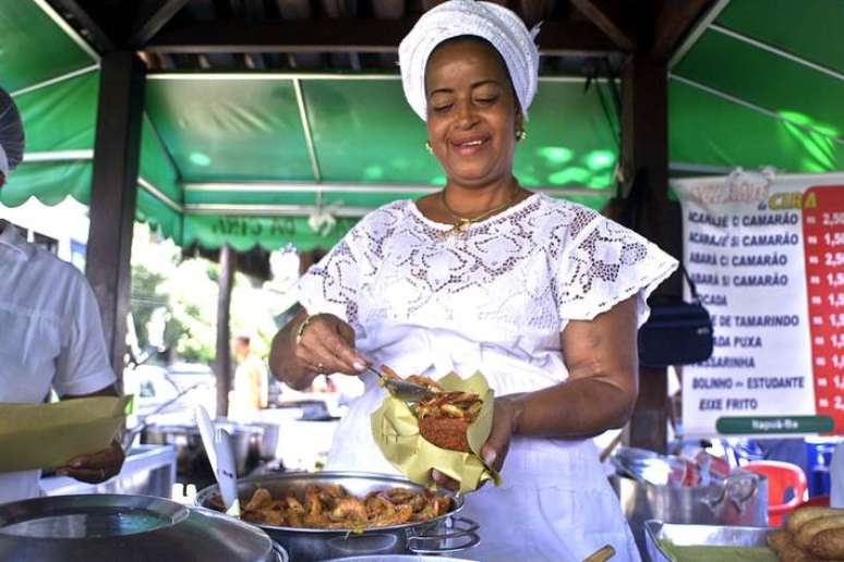 Chefs negras, Aline Guedes e Aline Chermoula, ressaltam importância de proteger a receita do acarajé e explicam o motivo através da História // Na