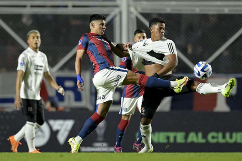 Adam Bareiro e Jaime Alvarado em San Lorenzo x Independiente Medellin – Juan Mabromata/ AFP via Getty Images