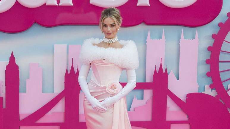 Na estreia do filme em Londres, Margot Robbie usou uma roupa personalizada de Vivienne Westwood inspirada em uma Barbie de 1960