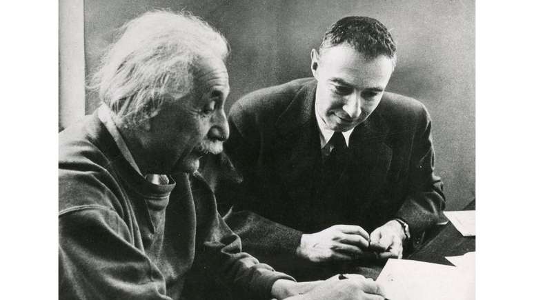 'O problema de Oppenheimer é que ele ama [algo] que não o ama – o governo dos Estados Unidos' (Albert Einstein, 1879-1955).