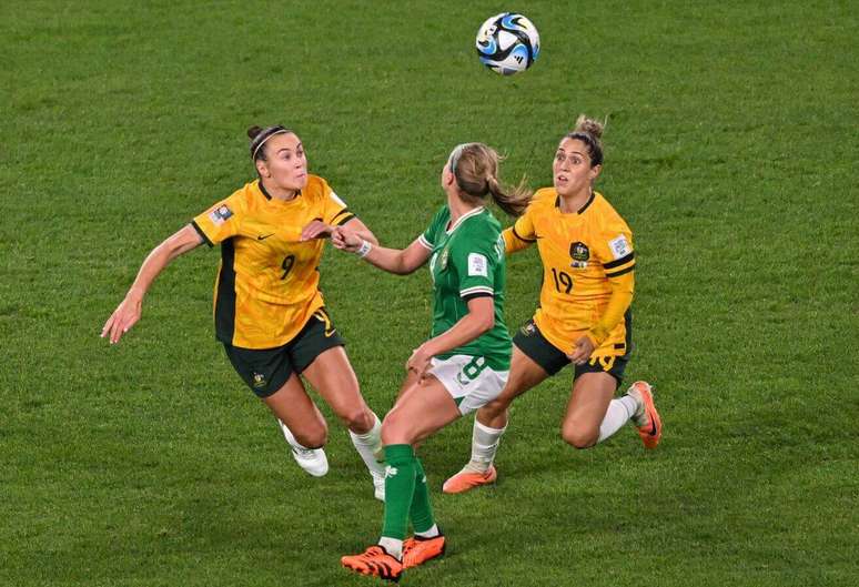 A irlandesa Ruesha Littlejohn (de verde) luta pela bola as australianas Foord (à esquerda) e Gorry –