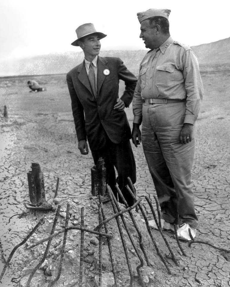 Robert Oppenheimer examina com o general Leslie Groves os restos da torre de aço após o teste Trinity