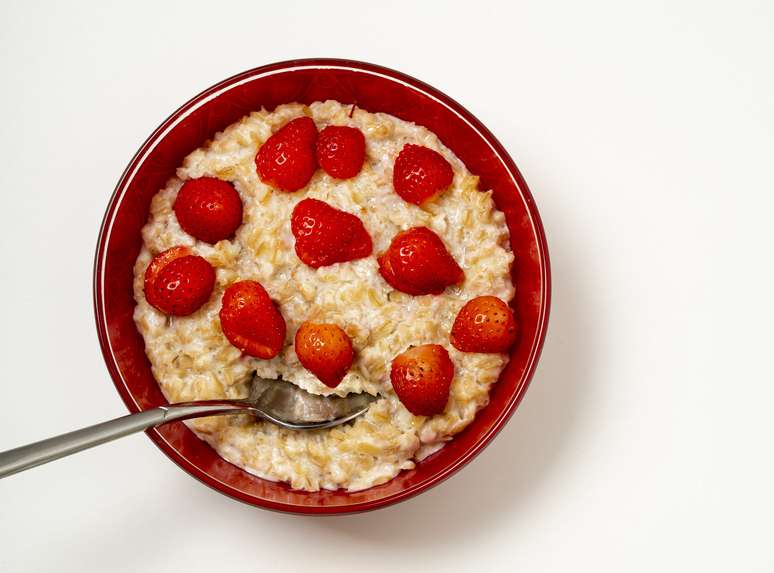 Mingau de quinoa com frutas dá mais saciedade