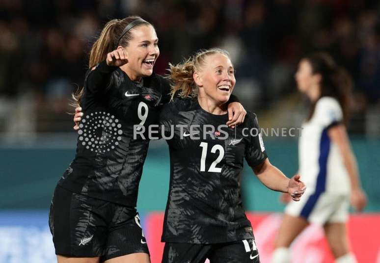 Betsy Hassett e Gabi Rennie celebram vitória da Nova Zelândia
 20/7/2023    REUTERS/David Rowland