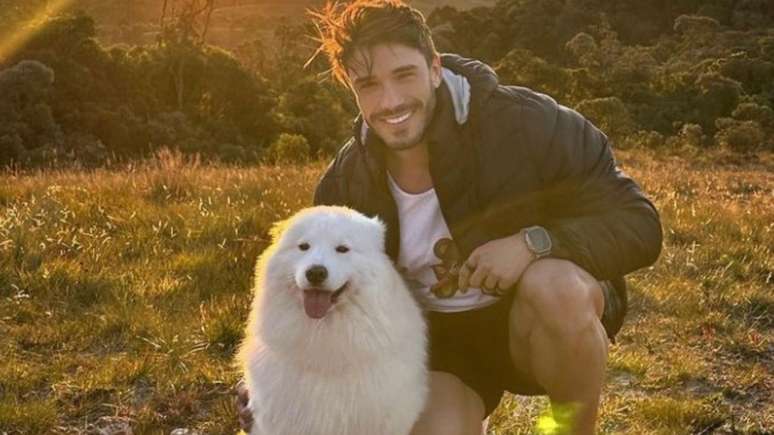 Lucas Viana posa com cachorro –