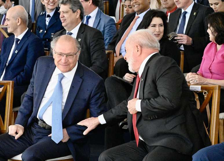 Vice-presidente Geraldo Alckmin ao lado de Lula em evento na Base Aérea de Brasília