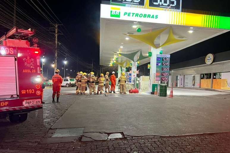 Bombeiros realizaram rescaldo no local