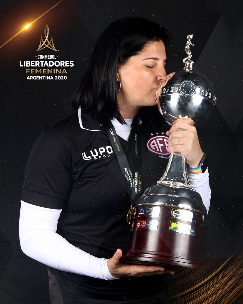 Lindsay com o troféu da Libertadores da América