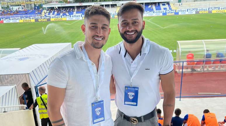 Empresários André Vasconcelos e Davi Freire acompanham jogo de brasileiro que intermediaram para fora do Brasil 