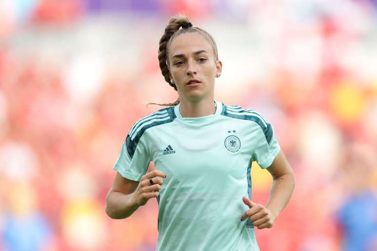  Sophia Kleinherne, da Alemanha, aquece antes do jogo do grupo B da UEFA Women’s Euro 2022 entre Alemanha e Dinamarca (Photo by Alex Pantling/Getty Images)