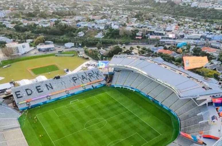 A poucas horas da cerimônia de abertura e do jogo inaugural do torneio, entre Nova Zelândia e Noruega, ruas de Auckland foram fechadas, linhas de ônibus desviadas e o serviço de balsa cancelado. - Foto: Divulgação/Twitter @NZ_Football