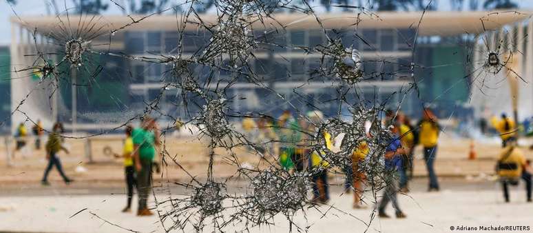 Em 8 de janeiro de 2023, manifestantes golpistas invadiram as sedes dos três Poderes em Brasília