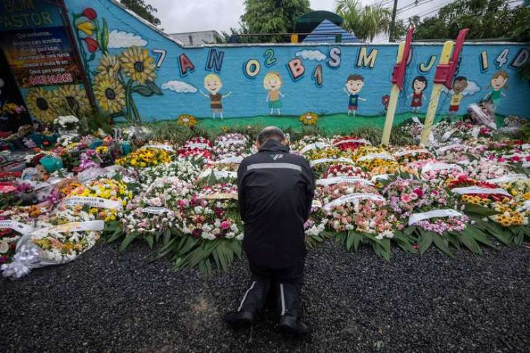 Motoboys fazem ato para homenagear as quatro criancas assassinadas na escola Cantinho Bom Pastor, em Blumenau (SC)
