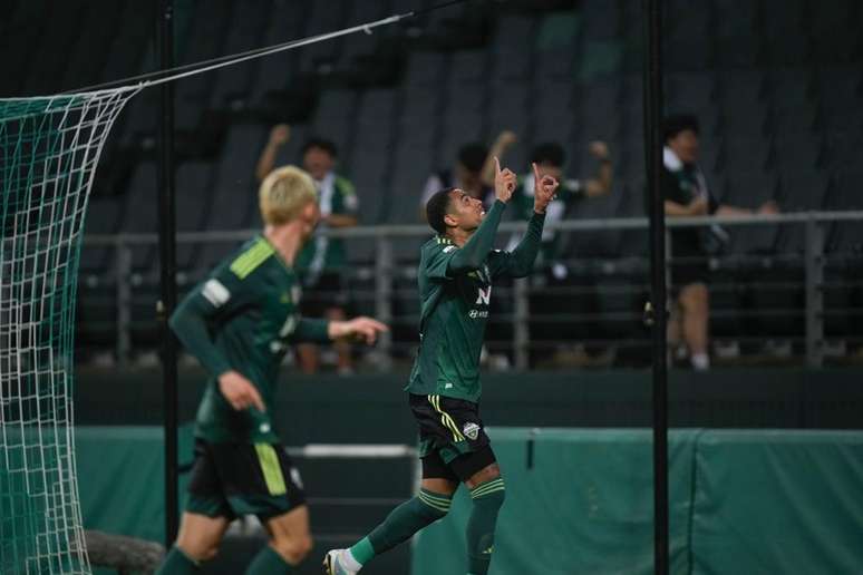 A former Corinthian, Gustagol receives a special 100-game plaque in South Korea