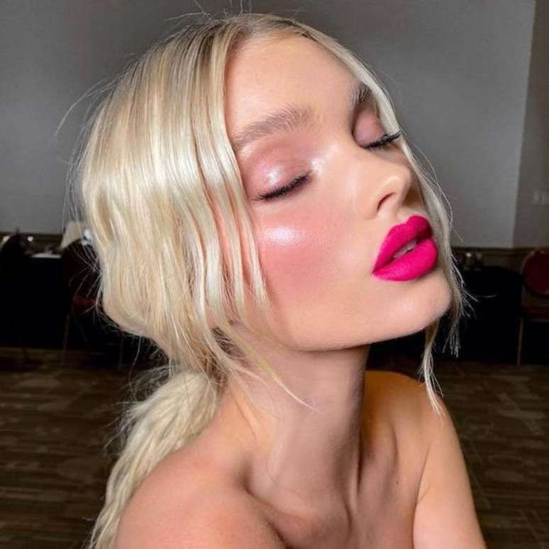 Barbiecore makeup