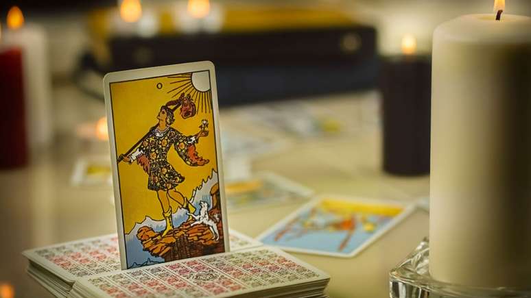 O tarot é uma ferramenta incrível. Descubra como a sua vida passada influencia suas metas e seus conflitos atuais, segundo o tarot! -