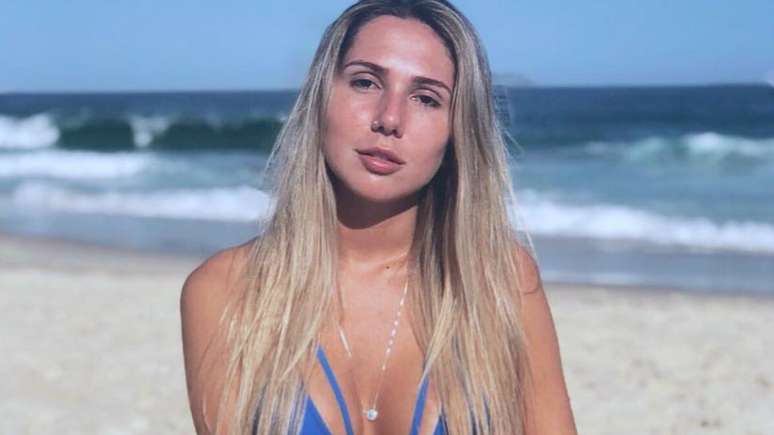 Carol Portaluppi shows off a slim body when she wears a barbiecore bikini in Rio de Janeiro
