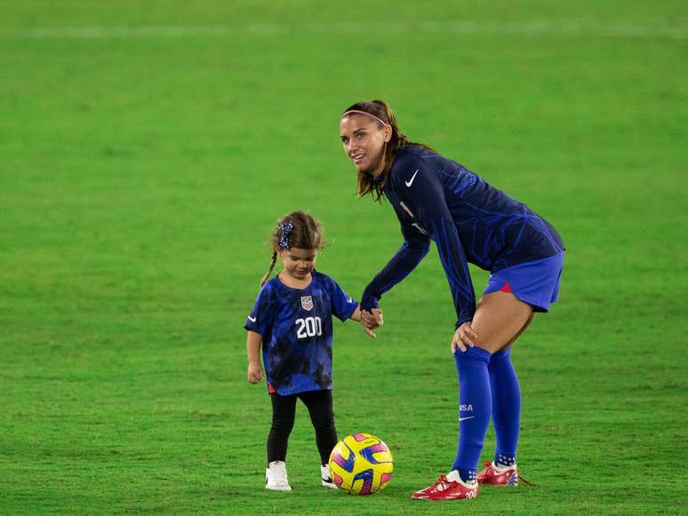 Alex Morgan, da seleção feminina dos EUA, brinca de bola com sua filha, Charlie