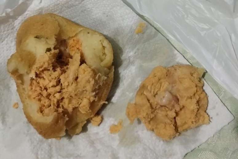 Dente humano foi encontrado dentro de coxinha por clientes