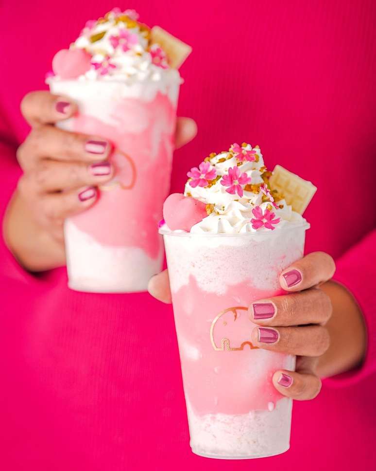 PINK &eacute; a bebida da We Coffee Brasil: delicada bebida &agrave; base de morangos, abacate e iogurte, envolvido com creme de leite fresco e de chocolate branco. Finalizado com chantilly, pistache, chocolate branco e flores comest&iacute;veis, par dar um toque elegante e especial.