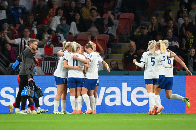 England struggle but win in their World Cup opener