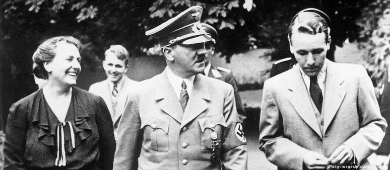 Winifred Wagner e o filho Wieland lado a lado com Adolf Hitler em Bayreuth (24/07/1938)