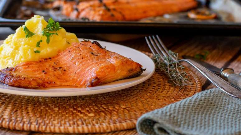 Salmão grelhado com purê de batata-doce