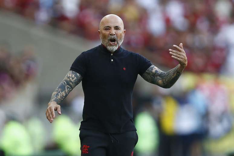 Sampaoli comanda o Flamengo à beira do campo contra o América-MG 