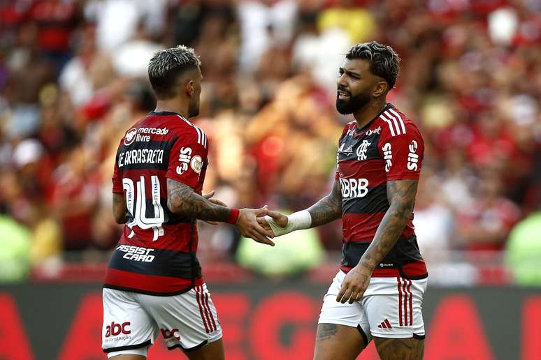 Jogadores do Flamengo ganham versão feminina; veja fotos