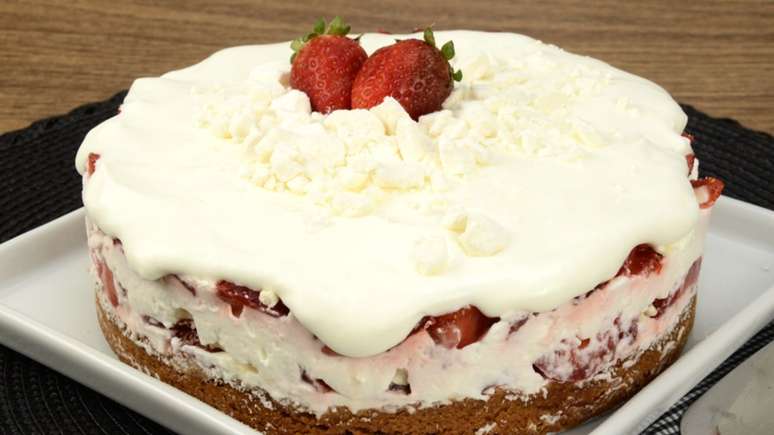 Pavê de morango com chantilly e suspiro