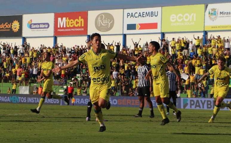 Chico Kim durante comemoração após seu gol 