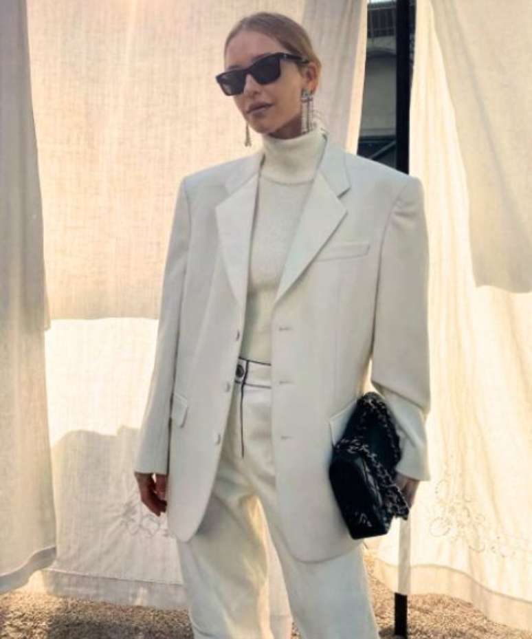 Decote gola alta &ndash;