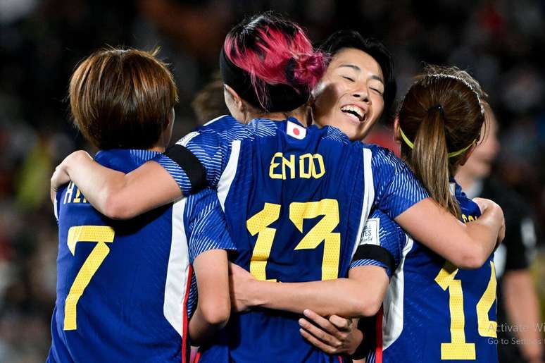 Japonesas celebram o quarto gol sobre Zâmbia; resultado leva asiáticas à liderança 