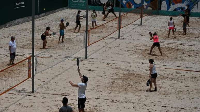 Praticantes de beach tennis em clube em São Paulo, uma das cidades não litorâneas do Brasil onde o esporte virou febre