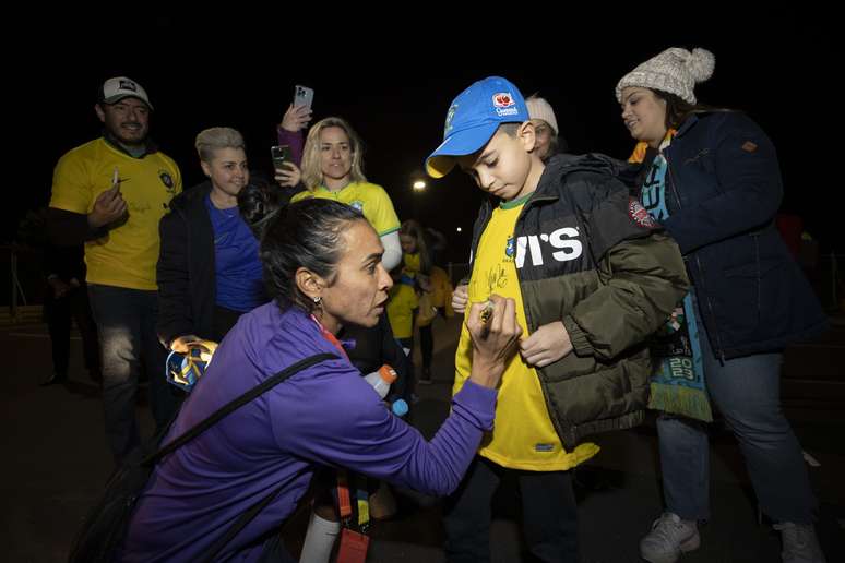 Marta com o carinho da torcida um dia antes da estreia na Copa do Mundo 