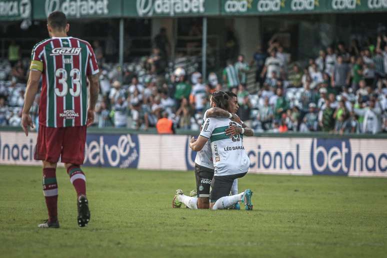 Coritiba perde para o Fluminense e é o segundo rebaixado no