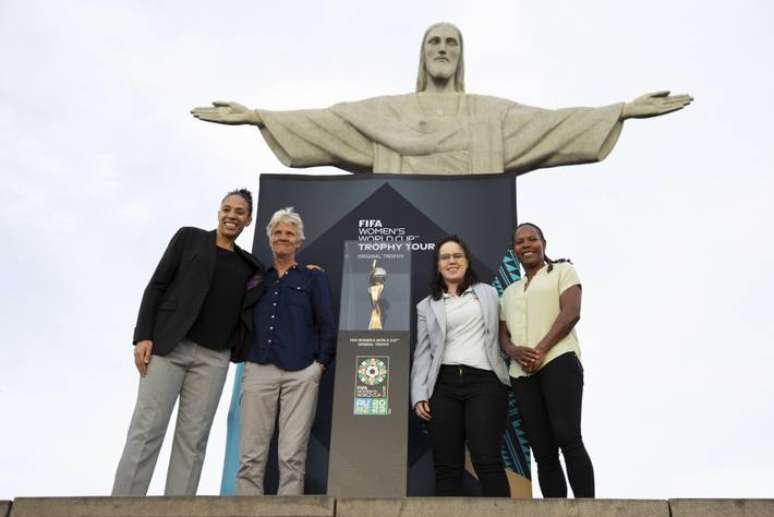 Exibição da taça da Copa do Mundo no Cristo Redentor.