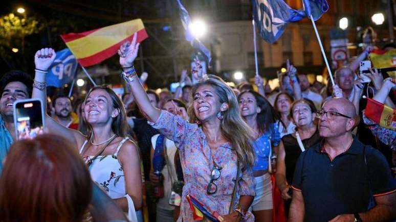 Apoiadores do Partido Popular se reuniram em frente à sede do grupo em Madri