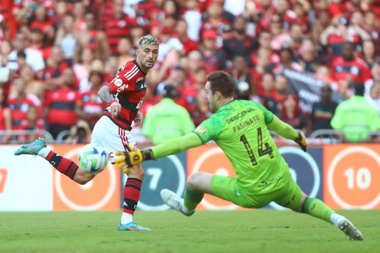 Arrascaeta em ação no empate entre Flamengo e América-MG 