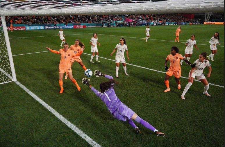 A goleira não chega na bola cabeceada por Der Dragt (fora da foto). Roods (quase na linha) vê a bola entrar. Este gol decidiu o jogo.