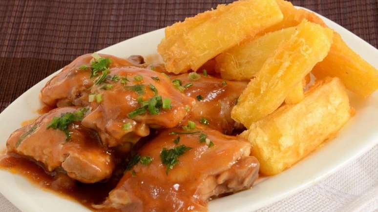Sobrecoxa agridoce com mandioca frita
