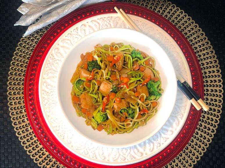 YAKISOBA DE ABOBRINHA COM CUBINHOS DE FRANGO